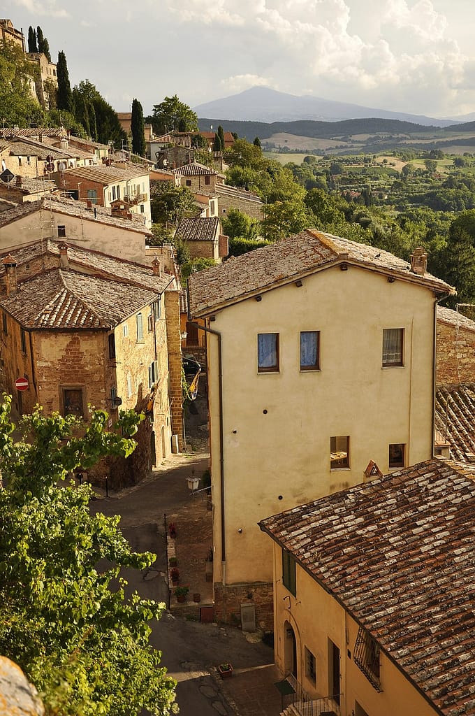 Tuscany's Top Leatherwork Cities: History And Tradition